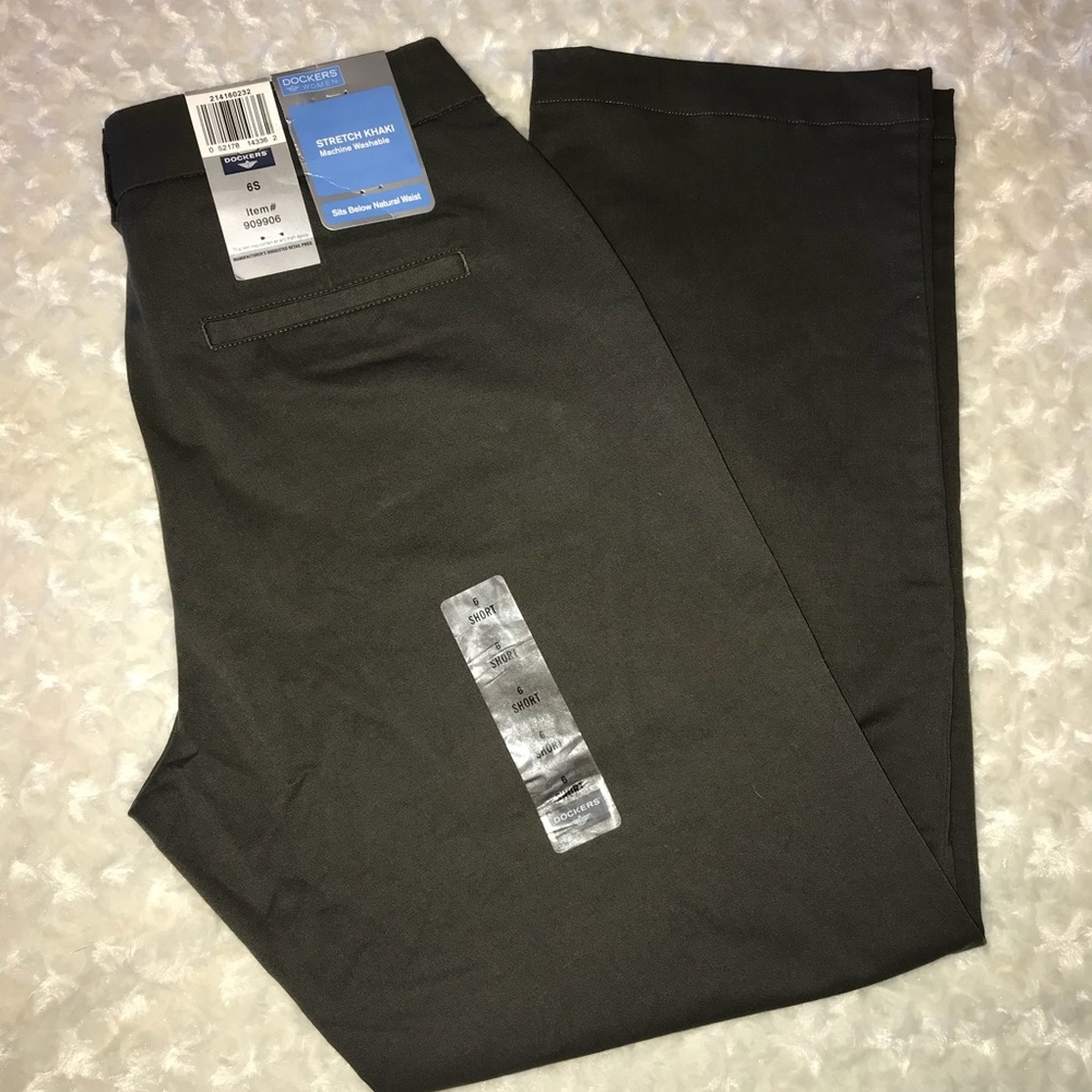 Women’s olive Dockers Stretch khaki size 6 short